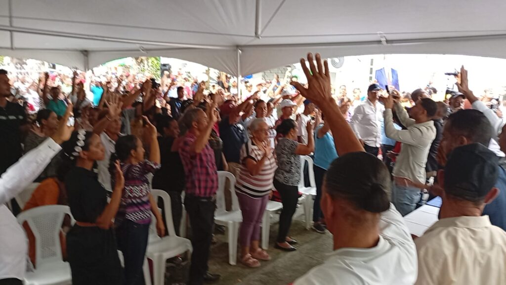 El senador Antonio Marte dejó formalmente
inaugurado el nuevo local del Partido Primero La Gente (PPG) en la ciudad de
Santiago, durante un acto que reunió a dirigentes y representantes de distintos
municipios de toda la provincia.