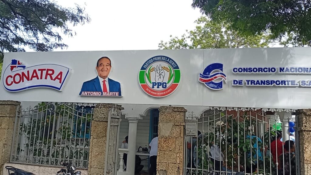 El senador Antonio Marte dejó formalmente
inaugurado el nuevo local del Partido Primero La Gente (PPG) en la ciudad de
Santiago, durante un acto que reunió a dirigentes y representantes de distintos
municipios de toda la provincia.