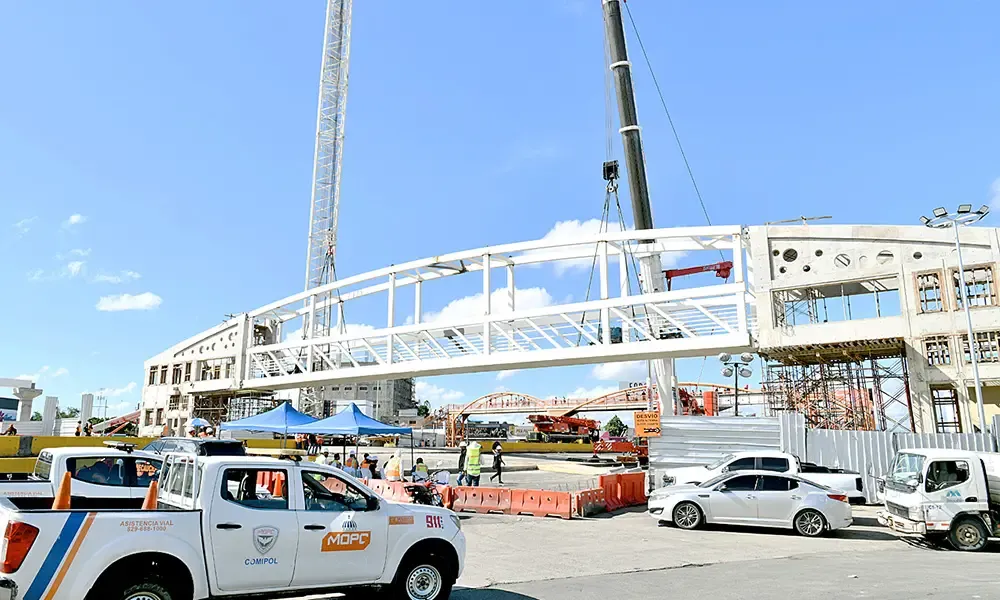El ministro de Obras Públicas y Comunicaciones, Eduardo Estrella, aseguró que los trabajos que se ejecutan en el Kilómetro 9 avanzan de manera sostenida y con los estándares de calidad requeridos, por lo que la población irá percibiendo una mejoría progresiva en la zona.
