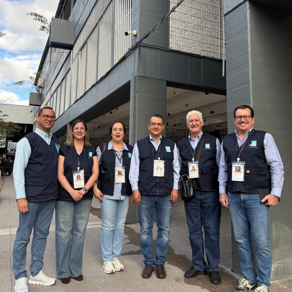 El presidente de la Junta Central Electoral, Román Andrés Jáquez Liranzo, en su calidad de jefe de la Misión de Observación Electoral de la Unión Interamericana de Organismos Electorales (UNIORE), entregó este martes a la presidenta del Consejo Nacional Electoral de Honduras, Ana Paola Hall, el informe preliminar de las elecciones generales de este país para período 2026-2030, celebradas el pasado 30 de noviembre de 2025.