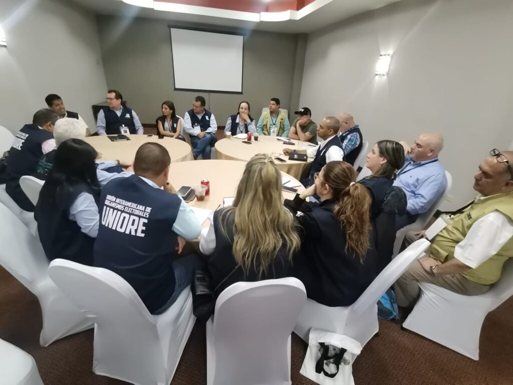 El presidente de la Junta Central Electoral, Román Andrés Jáquez Liranzo, en su calidad de jefe de la Misión de Observación Electoral de la Unión Interamericana de Organismos Electorales (UNIORE), entregó este martes a la presidenta del Consejo Nacional Electoral de Honduras, Ana Paola Hall, el informe preliminar de las elecciones generales de este país para período 2026-2030, celebradas el pasado 30 de noviembre de 2025.