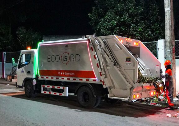 Atendiendo al llamado de los comunitarios y por instrucciones precisas del presidente Luis Abinader, la Unidad Ejecutora de la Presidencia Eco5RD realizó, durante cinco días consecutivos, un amplio operativo de eliminación de vertederos improvisados y limpieza de cañadas en Santo Domingo Oeste, logrando retirar de las calles más de 515 toneladas de residuos sólidos.