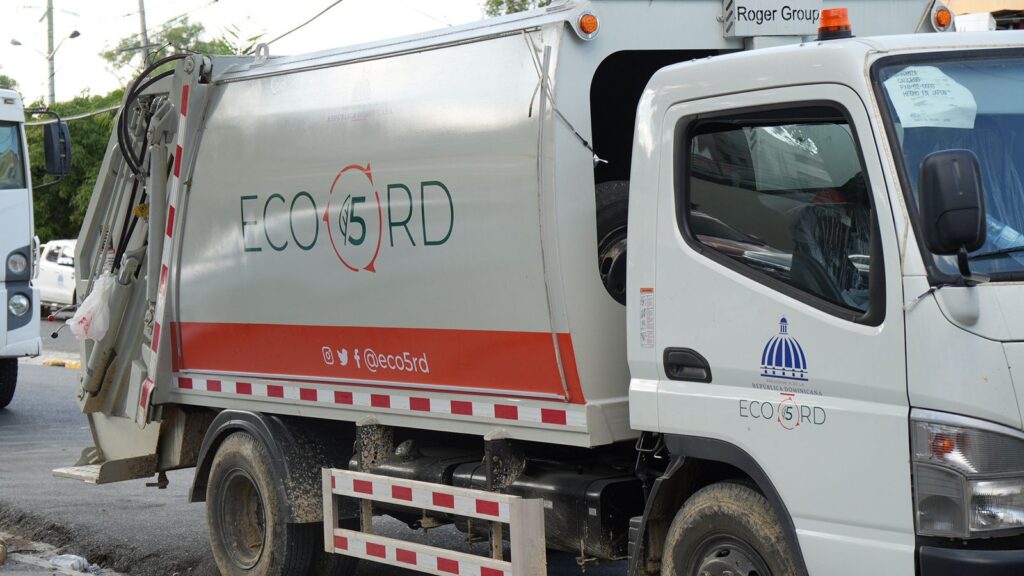 Atendiendo al llamado de los comunitarios y por instrucciones precisas del presidente Luis Abinader, la Unidad Ejecutora de la Presidencia Eco5RD realizó, durante cinco días consecutivos, un amplio operativo de eliminación de vertederos improvisados y limpieza de cañadas en Santo Domingo Oeste, logrando retirar de las calles más de 515 toneladas de residuos sólidos.
