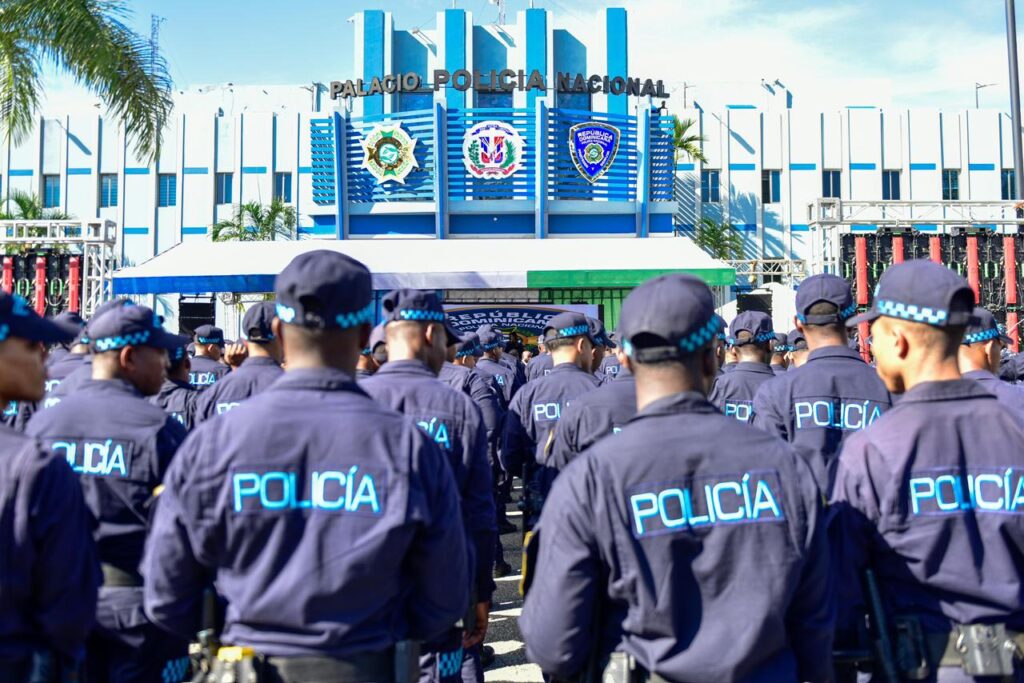 El Gobierno lanzó este miércoles el operativo preventivo “Navidad con Garantía de Paz 2.0”, con 22,794 agentes policiales que patrullarán las calles, apoyados por más de 5,000 miembros de las Fuerzas Armadas. La iniciativa busca fortalecer la tranquilidad social y reducir la incidencia delictiva durante el período navideño y los días de Reyes.
El operativo se extenderá hasta las 10:00 de la mañana del sábado 10 de enero de 2026, en todo el territorio nacional.