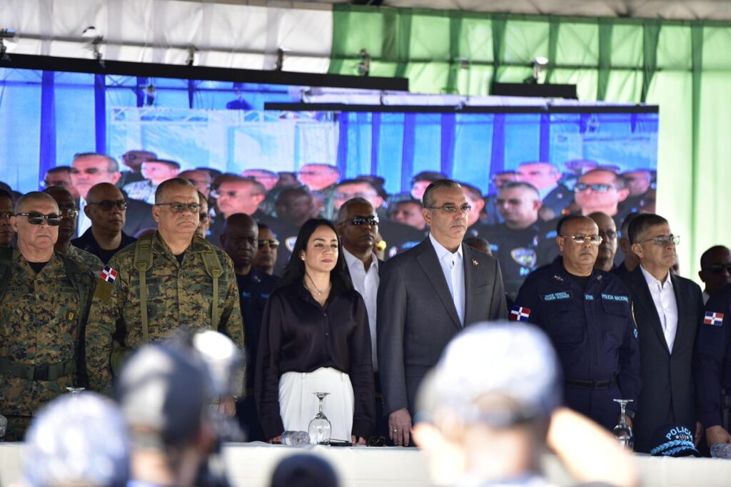 El Gobierno lanzó este miércoles el operativo preventivo “Navidad con Garantía de Paz 2.0”, con 22,794 agentes policiales que patrullarán las calles, apoyados por más de 5,000 miembros de las Fuerzas Armadas. La iniciativa busca fortalecer la tranquilidad social y reducir la incidencia delictiva durante el período navideño y los días de Reyes.
El operativo se extenderá hasta las 10:00 de la mañana del sábado 10 de enero de 2026, en todo el territorio nacional.