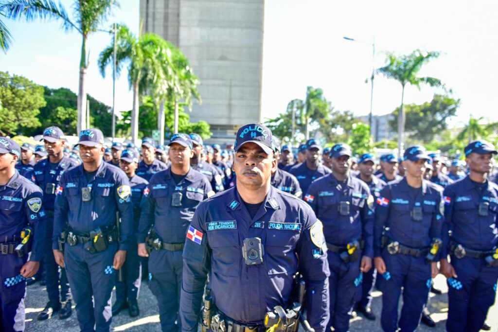 El Gobierno lanzó este miércoles el operativo preventivo “Navidad con Garantía de Paz 2.0”, con 22,794 agentes policiales que patrullarán las calles, apoyados por más de 5,000 miembros de las Fuerzas Armadas. La iniciativa busca fortalecer la tranquilidad social y reducir la incidencia delictiva durante el período navideño y los días de Reyes.
El operativo se extenderá hasta las 10:00 de la mañana del sábado 10 de enero de 2026, en todo el territorio nacional.