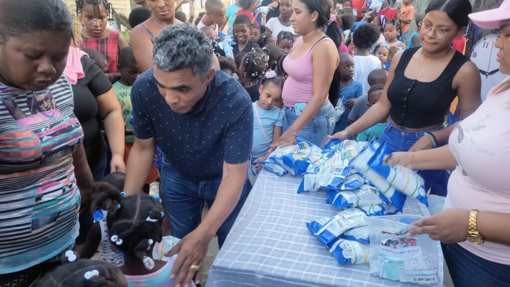 Este sábado llegó al sector El Café de Herrera la jornada “Alimenta un niño y será feliz”, una iniciativa que benefició a cientos de niños, niñas y adolescentes con la entrega de paquetes de leche “Mi Campito” para ser preparados en sus hogares.