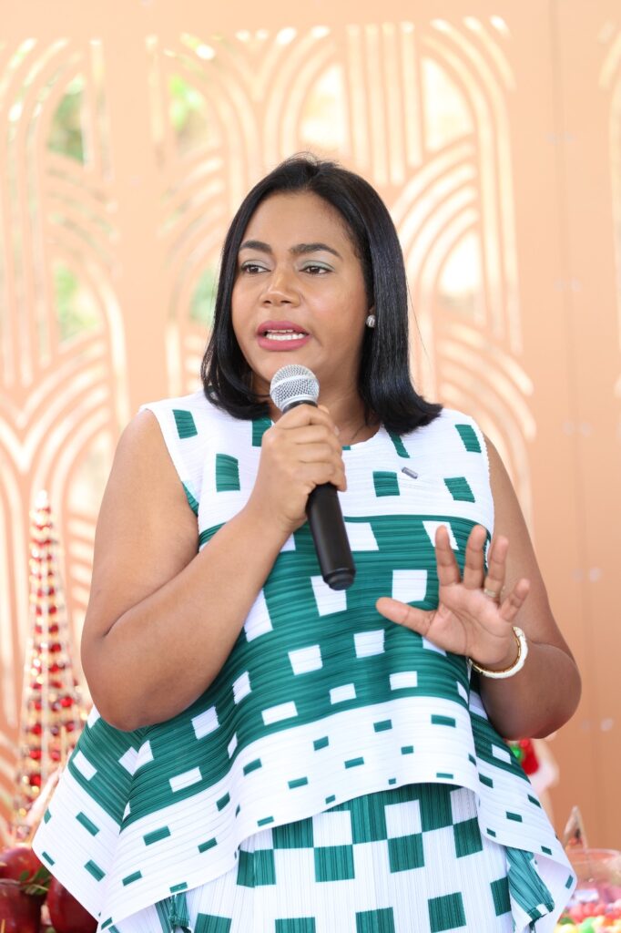 La diputada Leyvi Bautista, junto a su esposo Jean Claude, vicepresidente del PRM en Santo Domingo Oeste, celebró su tradicional encuentro navideño con la prensa del municipio, un espacio dedicado a fortalecer los lazos con quienes día tras día informan sobre el acontecer social, comunitario y legislativo de la demarcación.