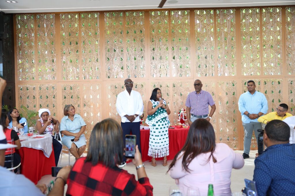 La diputada Leyvi Bautista, junto a su esposo Jean Claude, vicepresidente del PRM en Santo Domingo Oeste, celebró su tradicional encuentro navideño con la prensa del municipio, un espacio dedicado a fortalecer los lazos con quienes día tras día informan sobre el acontecer social, comunitario y legislativo de la demarcación.