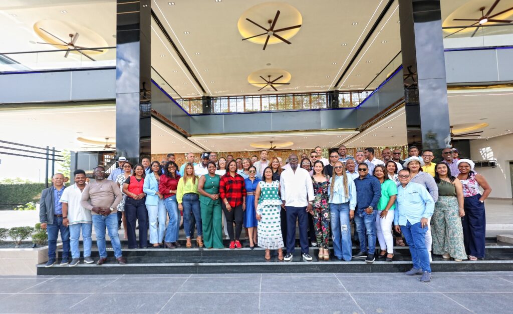 La diputada Leyvi Bautista, junto a su esposo Jean Claude, vicepresidente del PRM en Santo Domingo Oeste, celebró su tradicional encuentro navideño con la prensa del municipio, un espacio dedicado a fortalecer los lazos con quienes día tras día informan sobre el acontecer social, comunitario y legislativo de la demarcación.