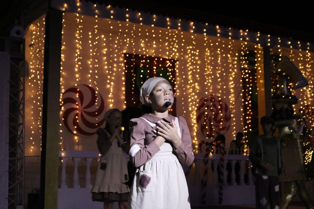 La Alcaldía de Mao, encabezada por el alcalde Yohendy Jiménez, junto al Programa de Proyectos Estratégicos y Especiales de la Presidencia (PROPEEP), dirigido por Robert Polanco, dejó inaugurado el Parque Mágico, una de las iniciativas navideñas más esperadas del país y el proyecto que marca el cierre del programa nacional de iluminación de parques.