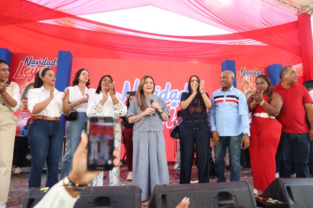En un ambiente de alegría, confraternidad y espíritu navideño, la diputada Eduviges Bautista Gomera, conocida como Leyvi Bautista, junto a su esposo Jean Claude, vicepresidente del Partido Revolucionario Moderno (PRM) en el municipio Santo Domingo Oeste, realizó el pasado sábado su tradicional fiesta navideña, dedicada a los munícipes de esta demarcación y a invitados especiales de todo el país.