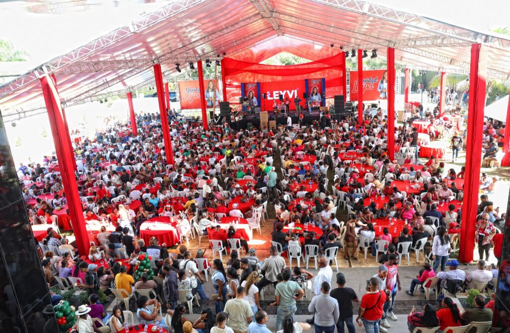 En un ambiente de alegría, confraternidad y espíritu navideño, la diputada Eduviges Bautista Gomera, conocida como Leyvi Bautista, junto a su esposo Jean Claude, vicepresidente del Partido Revolucionario Moderno (PRM) en el municipio Santo Domingo Oeste, realizó el pasado sábado su tradicional fiesta navideña, dedicada a los munícipes de esta demarcación y a invitados especiales de todo el país.
