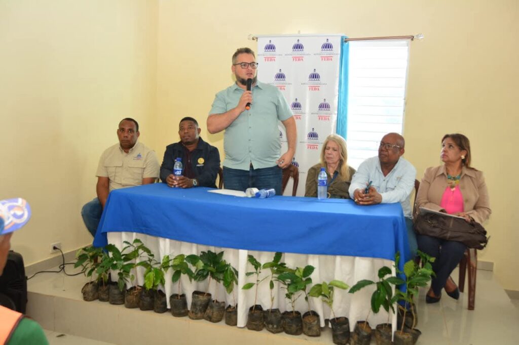  A sabiendas de que el café es un pilar fundamental en la economía nacional a través de la agricultura sostenible, el Fondo Especial para el Desarrollo Agropecuario (FEDA), dirigido por Hecmilio Galván, realizó la entrega de 120,000 plántulas de café, donados por UTEPDA y herramientas agrícolas a productores y agricultores de diversas comunidades rurales de montaña de las provincias Azua y San Juan de la Maguana, durante la 8va Ruta de Compostela.