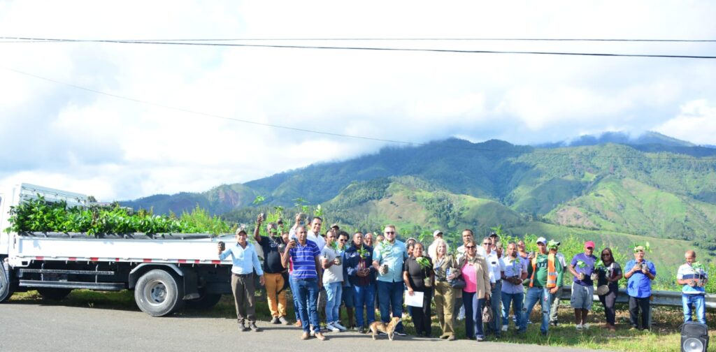  A sabiendas de que el café es un pilar fundamental en la economía nacional a través de la agricultura sostenible, el Fondo Especial para el Desarrollo Agropecuario (FEDA), dirigido por Hecmilio Galván, realizó la entrega de 120,000 plántulas de café, donados por UTEPDA y herramientas agrícolas a productores y agricultores de diversas comunidades rurales de montaña de las provincias Azua y San Juan de la Maguana, durante la 8va Ruta de Compostela.