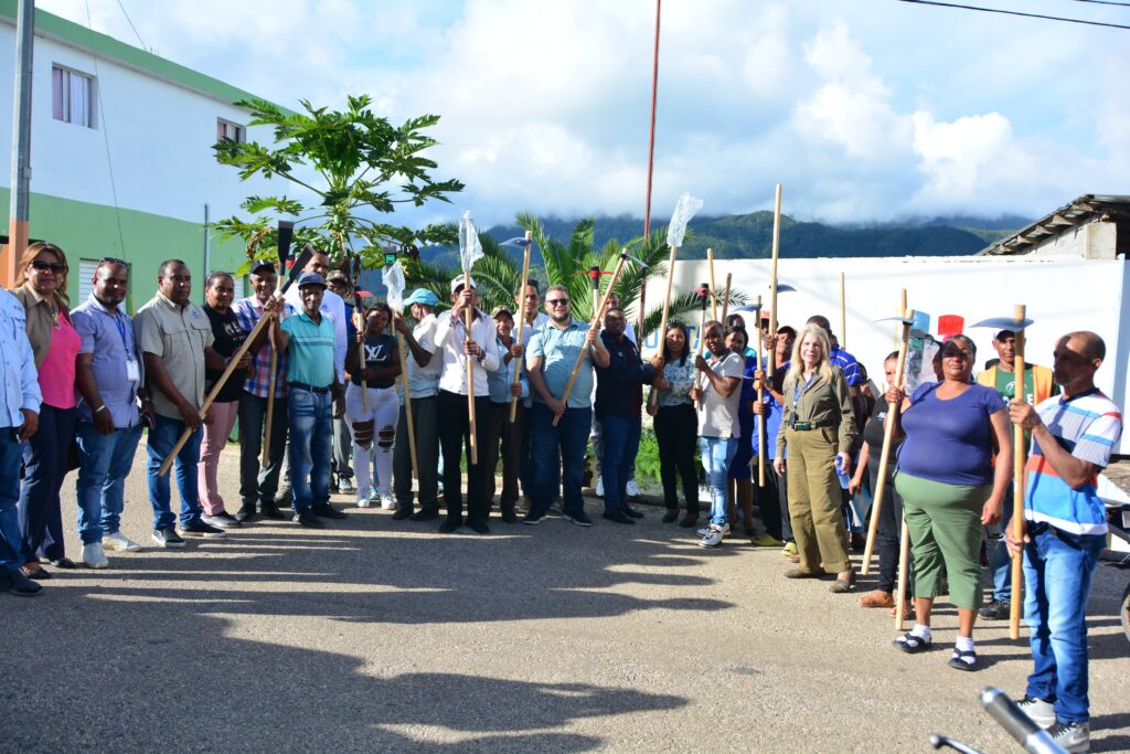  A sabiendas de que el café es un pilar fundamental en la economía nacional a través de la agricultura sostenible, el Fondo Especial para el Desarrollo Agropecuario (FEDA), dirigido por Hecmilio Galván, realizó la entrega de 120,000 plántulas de café, donados por UTEPDA y herramientas agrícolas a productores y agricultores de diversas comunidades rurales de montaña de las provincias Azua y San Juan de la Maguana, durante la 8va Ruta de Compostela.