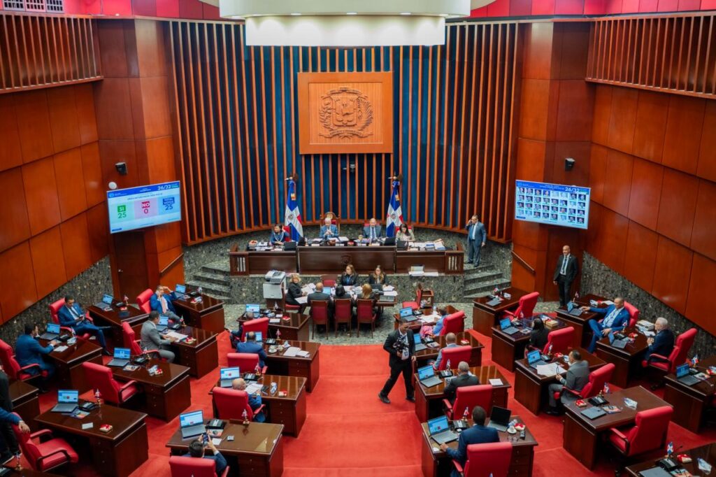 La Cámara Alta declaró de urgencia y aprobó en dos lecturas consecutivas el Proyecto de Ley de Presupuesto General del Estado correspondiente al año 2026, ascendente a un monto de RD$1,841,701,394,621. El vicepresidente de la Comisión Bicameral a cargo del estudio del proyecto, Pedro Antonio Tineo, solicitó al pleno que la iniciativa sea incluida en los trabajos de la Orden del Día.