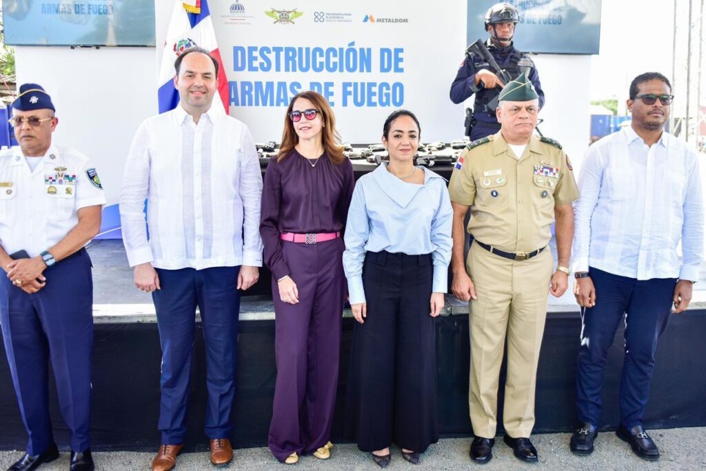 El Ministerio de Interior y Policía (MIP), con el apoyo de Metaldom y bajo la supervisión de la Comisión Interinstitucional para la Destrucción de Armas de Fuego, destruyó 3,945 armas de fuego decomisadas por el Estado, entre ellas revólveres, escopetas, pistolas, rifles y armas de fabricación casera.