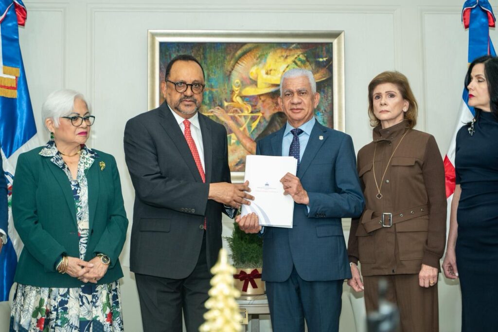 El Senado de la República recibió del Poder Ejecutivo la tarde de este lunes el Anteproyecto de Ley Orgánica de la Policía Nacional, que busca regular la organización y funcionamiento de la uniformada, mediante la creación de un régimen especial de carrera dotado de una estructura orgánica moderna.