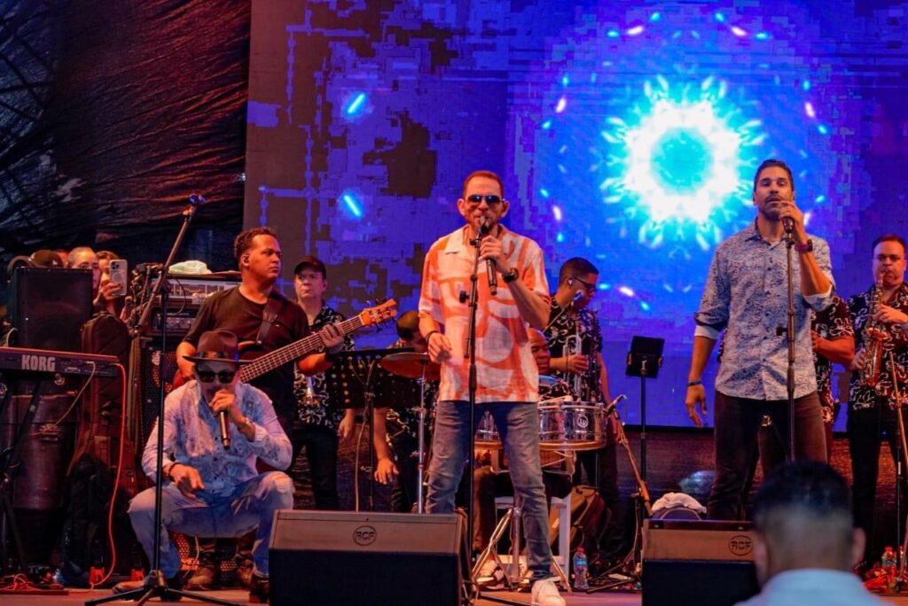 La Brisita Navideña llegó por todo lo alto a este municipio con el encendido oficial del Parque de las Luces, acto que fue encabezado por el director de los Proyectos Estratégicos y Especiales de la Presidencia (Propeep) Robert Polanco, junto al alcalde Dio Astacio, quienes dejaron iniciada este lunes en la noche La Brisita Navideña en la demarcación.