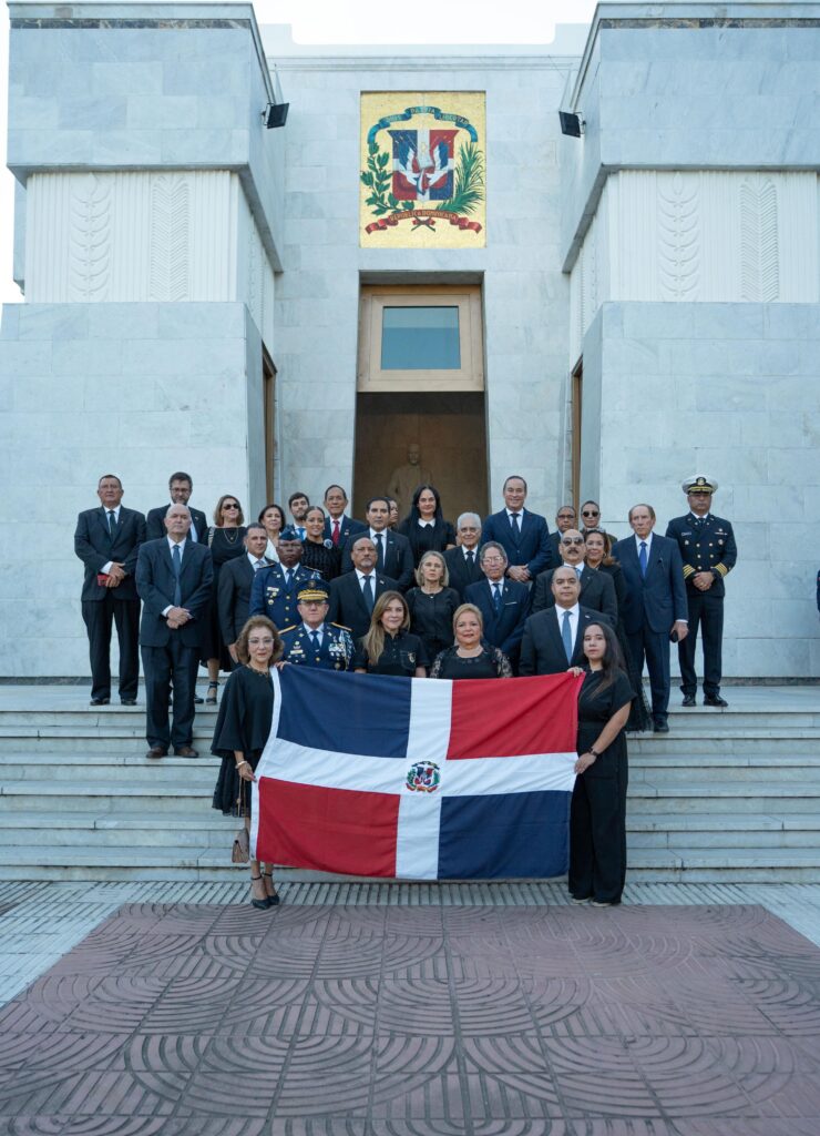 El Cuerpo Consular Acreditado en la República Dominicana (CCARD)
celebró el Día del Cuerpo Consular y el 73 aniversario de su fundación con dos emotivos
eventos: una ofrenda floral en el Altar de la Patria y un cóctel de celebración.
Ambos actos fueron presididos por la decana del Cuerpo Consular, la señora Rayza Rodríguez
de Cruz, quien estuvo acompañada por los demás directivos y miembros de la organización.
Homenaje a los Padres de la Patria