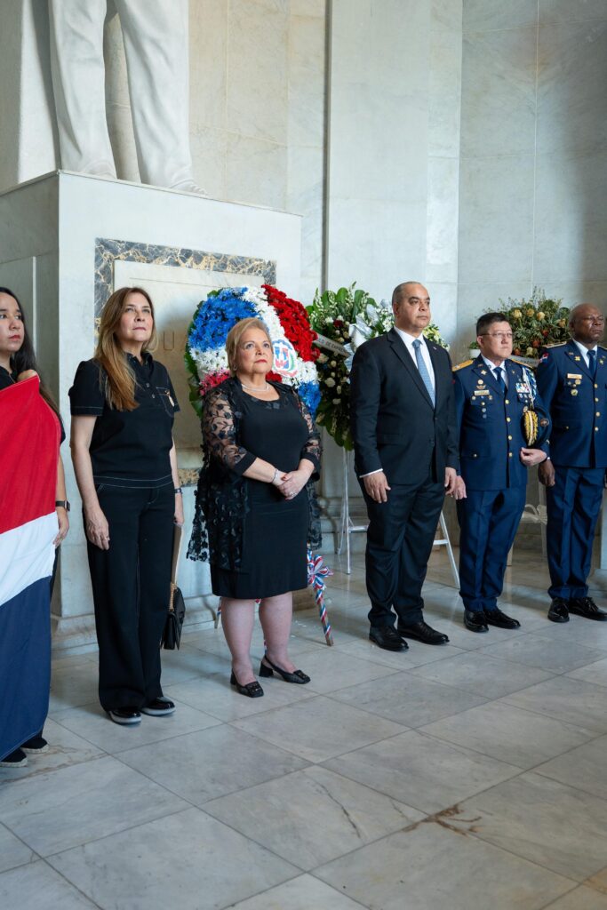El Cuerpo Consular Acreditado en la República Dominicana (CCARD)
celebró el Día del Cuerpo Consular y el 73 aniversario de su fundación con dos emotivos
eventos: una ofrenda floral en el Altar de la Patria y un cóctel de celebración.
Ambos actos fueron presididos por la decana del Cuerpo Consular, la señora Rayza Rodríguez
de Cruz, quien estuvo acompañada por los demás directivos y miembros de la organización.
Homenaje a los Padres de la Patria