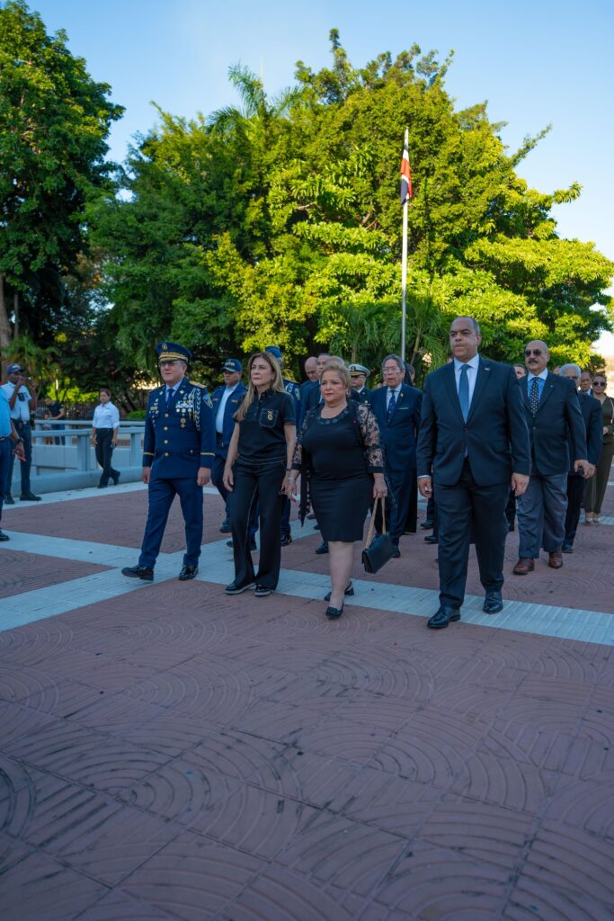 El Cuerpo Consular Acreditado en la República Dominicana (CCARD)
celebró el Día del Cuerpo Consular y el 73 aniversario de su fundación con dos emotivos
eventos: una ofrenda floral en el Altar de la Patria y un cóctel de celebración.
Ambos actos fueron presididos por la decana del Cuerpo Consular, la señora Rayza Rodríguez
de Cruz, quien estuvo acompañada por los demás directivos y miembros de la organización.
Homenaje a los Padres de la Patria