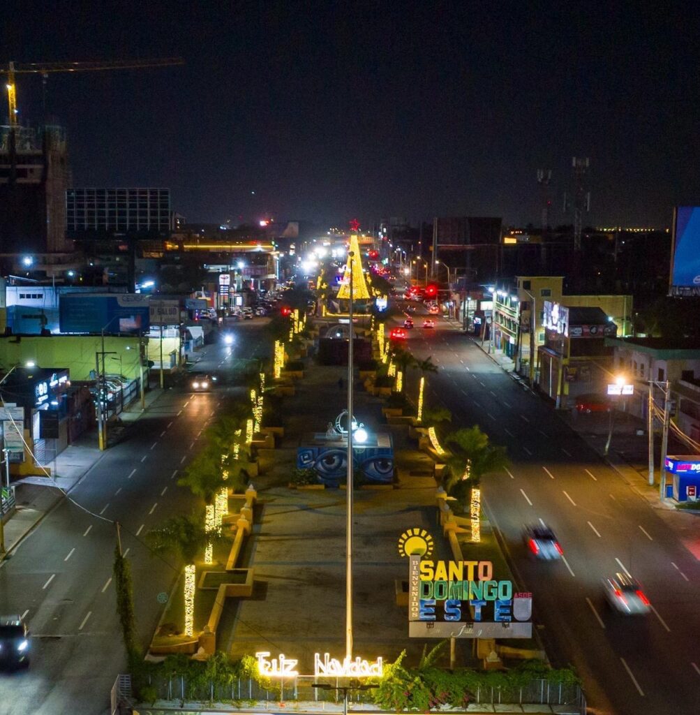 La Brisita Navideña llegó por todo lo alto a este municipio con el encendido oficial del Parque de las Luces, acto que fue encabezado por el director de los Proyectos Estratégicos y Especiales de la Presidencia (Propeep) Robert Polanco, junto al alcalde Dio Astacio, quienes dejaron iniciada este lunes en la noche La Brisita Navideña en la demarcación.