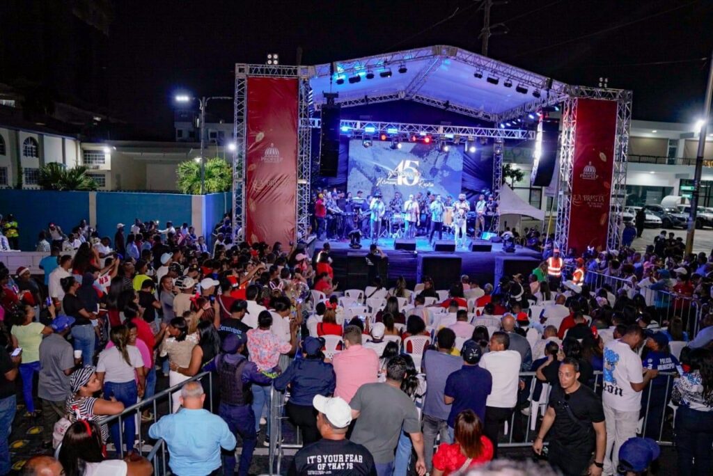 La Brisita Navideña llegó por todo lo alto a este municipio con el encendido oficial del Parque de las Luces, acto que fue encabezado por el director de los Proyectos Estratégicos y Especiales de la Presidencia (Propeep) Robert Polanco, junto al alcalde Dio Astacio, quienes dejaron iniciada este lunes en la noche La Brisita Navideña en la demarcación.