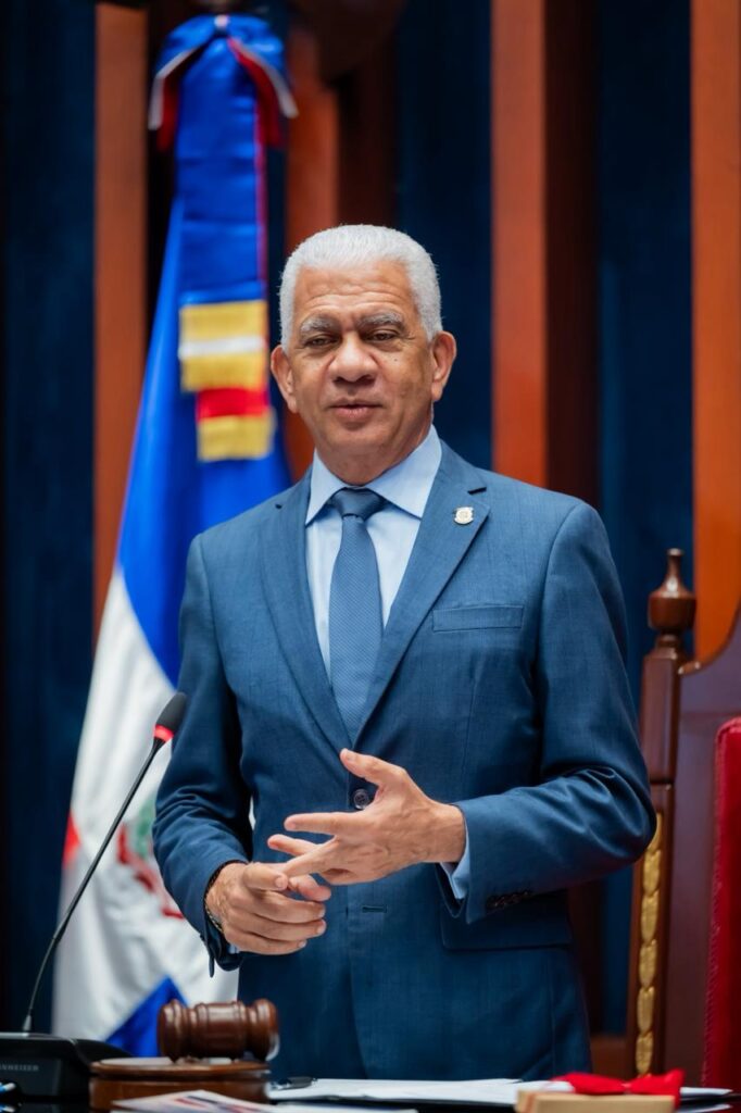 La Cámara Alta declaró de urgencia y aprobó en dos lecturas consecutivas el Proyecto de Ley de Presupuesto General del Estado correspondiente al año 2026, ascendente a un monto de RD$1,841,701,394,621. El vicepresidente de la Comisión Bicameral a cargo del estudio del proyecto, Pedro Antonio Tineo, solicitó al pleno que la iniciativa sea incluida en los trabajos de la Orden del Día.