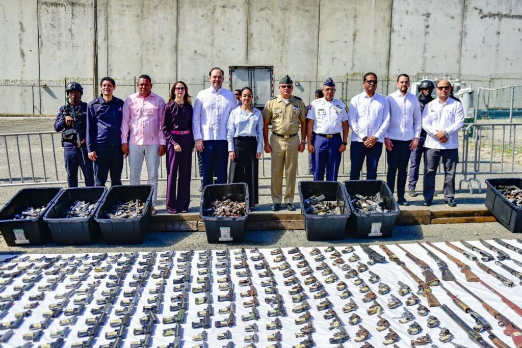 El Ministerio de Interior y Policía (MIP), con el apoyo de Metaldom y bajo la supervisión de la Comisión Interinstitucional para la Destrucción de Armas de Fuego, destruyó 3,945 armas de fuego decomisadas por el Estado, entre ellas revólveres, escopetas, pistolas, rifles y armas de fabricación casera.