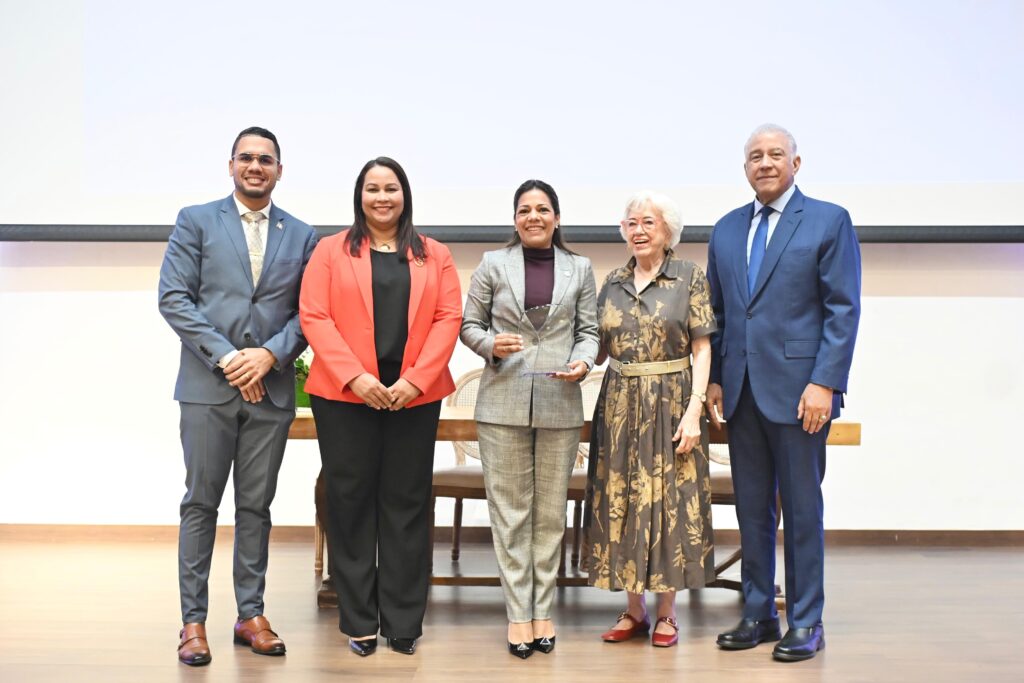 El Instituto Dominicano de Aviación Civil (IDAC) logró un reconocimiento, esta vez, por promover el valor de la Meritocracia y fomentar la igualdad de oportunidades y el desarrollo basado en el desempeño de sus colaboradores, durante la Campaña Nacional por la Integridad en la Administración Pública Año 2025, “Dominicana Sin Corrupción”, que organiza la Dirección General de Ética e Integridad Gubernamental (DIGEIG), en su quinta versión