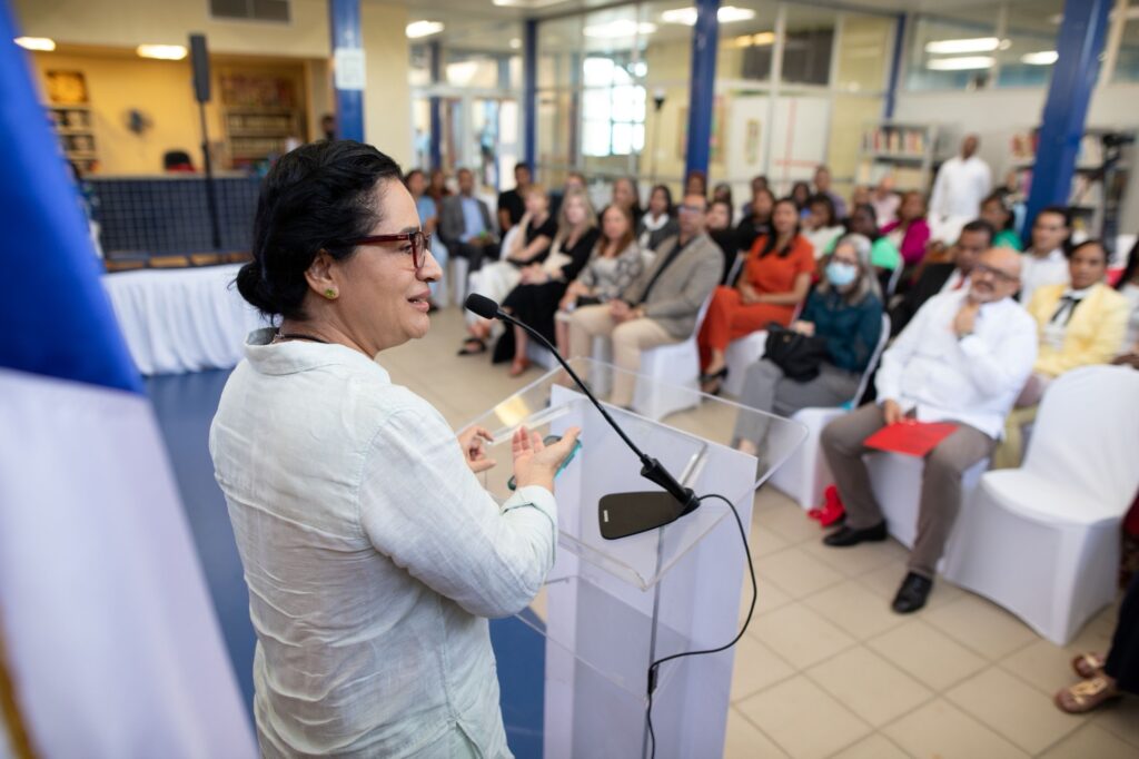 El Ministerio de Educación de la República Dominicana (MINERD), el Fondo de las Naciones Unidas para la Infancia (UNICEF) y la Agencia Española de Cooperación Internacional para el Desarrollo (AECID) entregaron la Certificación Digital Nivel Bronce a seis centros educativos, en reconocimiento a los avances logrados en su proceso de modernización tecnológica y fortalecimiento de capacidades institucionales y pedagógicas