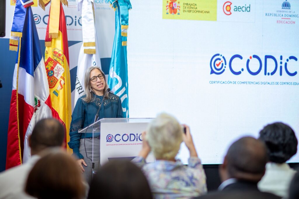 El Ministerio de Educación de la República Dominicana (MINERD), el Fondo de las Naciones Unidas para la Infancia (UNICEF) y la Agencia Española de Cooperación Internacional para el Desarrollo (AECID) entregaron la Certificación Digital Nivel Bronce a seis centros educativos, en reconocimiento a los avances logrados en su proceso de modernización tecnológica y fortalecimiento de capacidades institucionales y pedagógicas