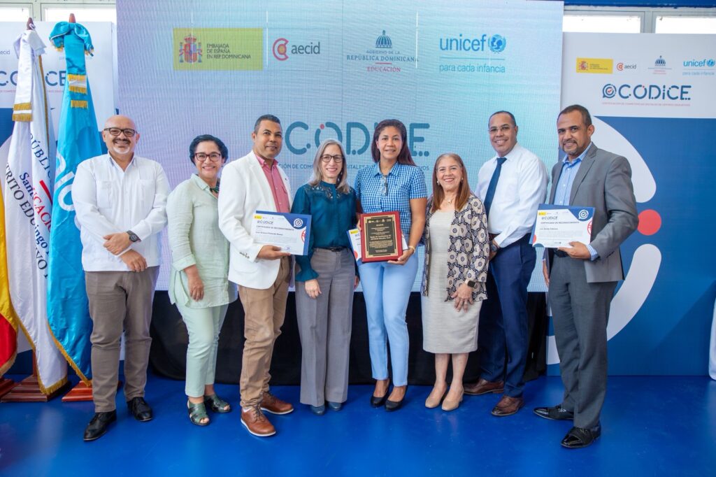 El Ministerio de Educación de la República Dominicana (MINERD), el Fondo de las Naciones Unidas para la Infancia (UNICEF) y la Agencia Española de Cooperación Internacional para el Desarrollo (AECID) entregaron la Certificación Digital Nivel Bronce a seis centros educativos, en reconocimiento a los avances logrados en su proceso de modernización tecnológica y fortalecimiento de capacidades institucionales y pedagógicas