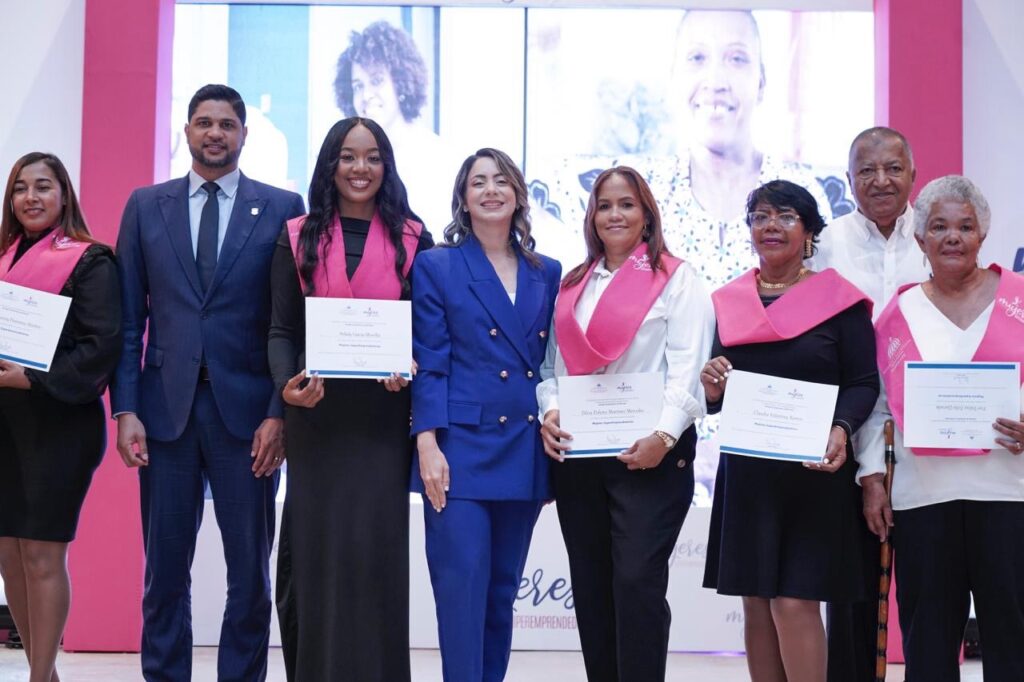 Con la finalidad de continuar impulsando el desarrollo integral de la mujer micro emprendedora a nivel nacional, fortalecer sus capacidades económicas y personales, la Dirección de Desarrollo Social Supérate celebró este martes la investidura de 932 mujeres (2024 y 2025) del programa “Mujeres SUPEREmprendedoras”, durante una ceremonia realizada en el Instituto Politécnico Loyola en San Cristóbal.