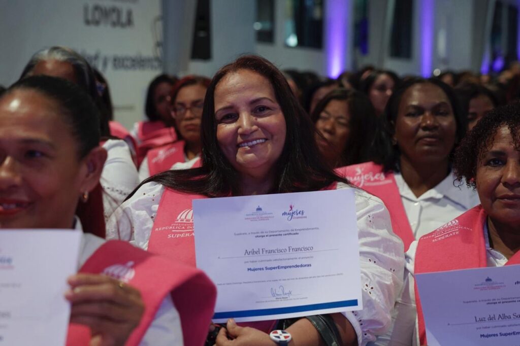 Con la finalidad de continuar impulsando el desarrollo integral de la mujer micro emprendedora a nivel nacional, fortalecer sus capacidades económicas y personales, la Dirección de Desarrollo Social Supérate celebró este martes la investidura de 932 mujeres (2024 y 2025) del programa “Mujeres SUPEREmprendedoras”, durante una ceremonia realizada en el Instituto Politécnico Loyola en San Cristóbal.