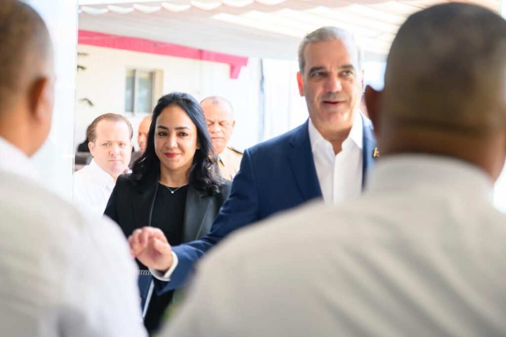  La ministra de Interior y Policía, Faride Raful, anunció el refuerzo de operativos de seguridad con motivo de los próximos feriados del 21 y 26 de enero. Estos incluirán mayor presencia de agentes, grúas, Defensa Civil y monitoreo vial, con especial énfasis en la prevención de accidentes de tránsito.