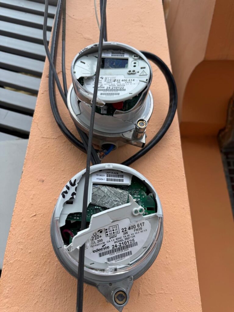 La Empresa Distribuidora de Electricidad del Este (Edeeste) presentó ante la Procuraduría General Adjunta Para el Sistema Eléctrico (PGASE) una denuncia formal a los fines de que se inicie la investigación correspondiente, en lo relativo a la destrucción de decenas de medidores en el municipio Quisqueya, provincia San Pedro de Macorís, y que se pueda determinar quiénes son los responsables de cometer los hechos denunciados.