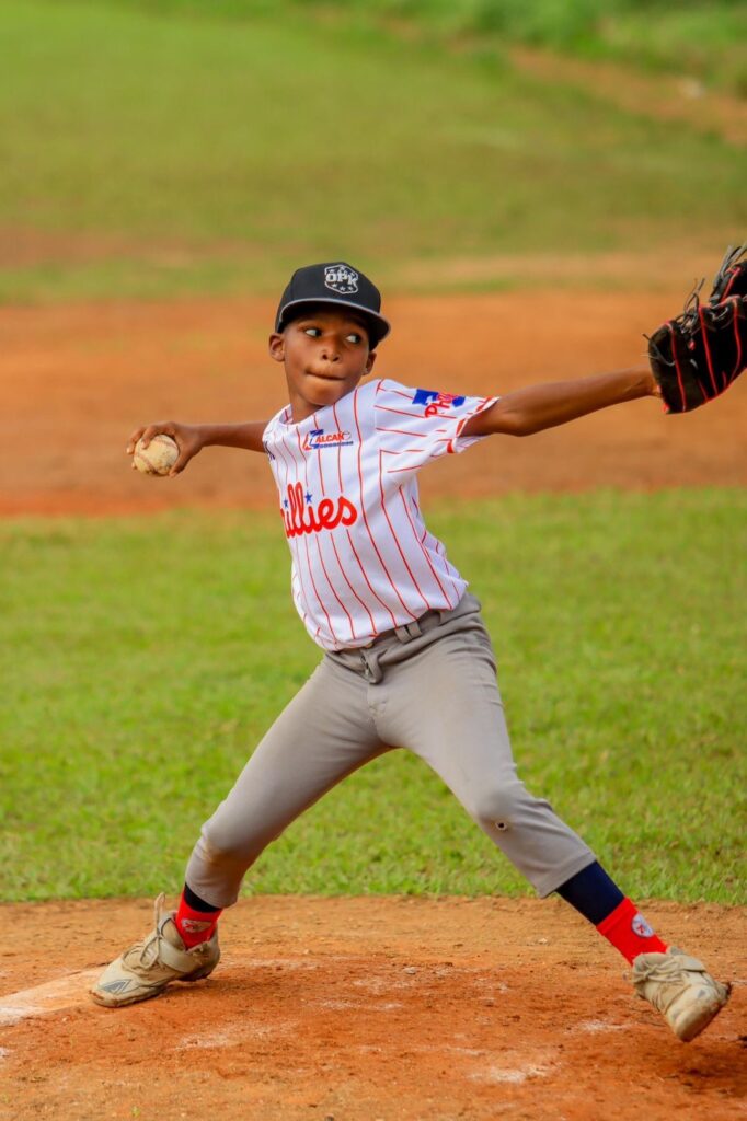  La Liga de Béisbol Calcaño celebró un torneo infantil dirigido a niños de 9 a 11 años, con el objetivo de fomentar el deporte, la disciplina y la sana convivencia, en el play de la Manzana 26 del sector Las Caobas, en Santo Domingo Oeste, con una amplia participación comunitaria.