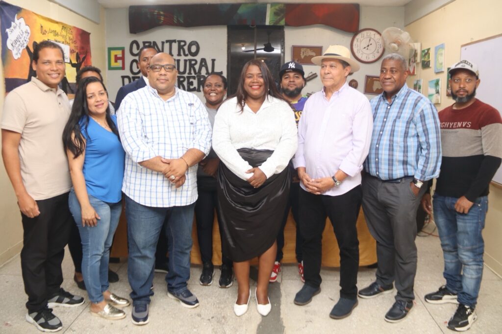 La periodista y gestora cultural América Carolina Pérez Peña fue proclamada oficialmente Reina del Carnaval de Herrera 2026, en un acto celebrado en el Centro Cultural Herrera, con la presencia de gestores culturales, autoridades municipales, empresarios y representantes del movimiento carnavalesco de Santo Domingo Oeste.