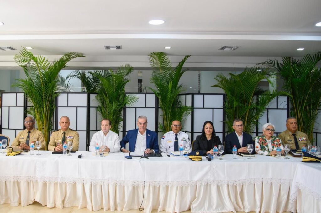  La ministra de Interior y Policía, Faride Raful, anunció el refuerzo de operativos de seguridad con motivo de los próximos feriados del 21 y 26 de enero. Estos incluirán mayor presencia de agentes, grúas, Defensa Civil y monitoreo vial, con especial énfasis en la prevención de accidentes de tránsito.