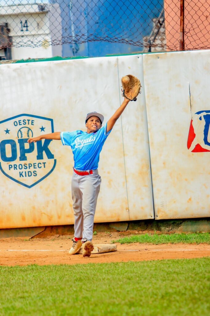  La Liga de Béisbol Calcaño celebró un torneo infantil dirigido a niños de 9 a 11 años, con el objetivo de fomentar el deporte, la disciplina y la sana convivencia, en el play de la Manzana 26 del sector Las Caobas, en Santo Domingo Oeste, con una amplia participación comunitaria.