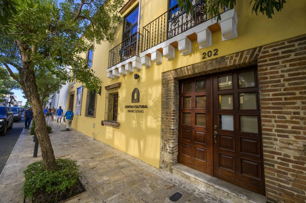 El Centro Cultural Banreservas de Santo Domingo inauguró un ciclo de cine
clásico dedicado a la recién fenecida actriz Diane Keaton, en el cual se proyectará
parte de su filmografía cada martes de enero, a las 7:00 de la noche.
La cartelera inició el martes 13 con el largometraje “Dos extraños amantes”,
dirigida por Woody Allen; y las actuaciones de Diane Keaton, Woody Allen y Paul
Simon. 