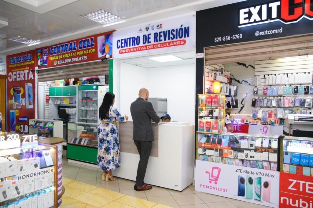 El Ministerio de Interior y Policía (MIP) informó este miércoles que el Centro de Revisión Preventiva de Celulares, instalado a mediados de diciembre de 2025 en el segundo nivel de Plaza Central, está arrojando resultados positivos en la reducción del robo de dispositivos móviles.