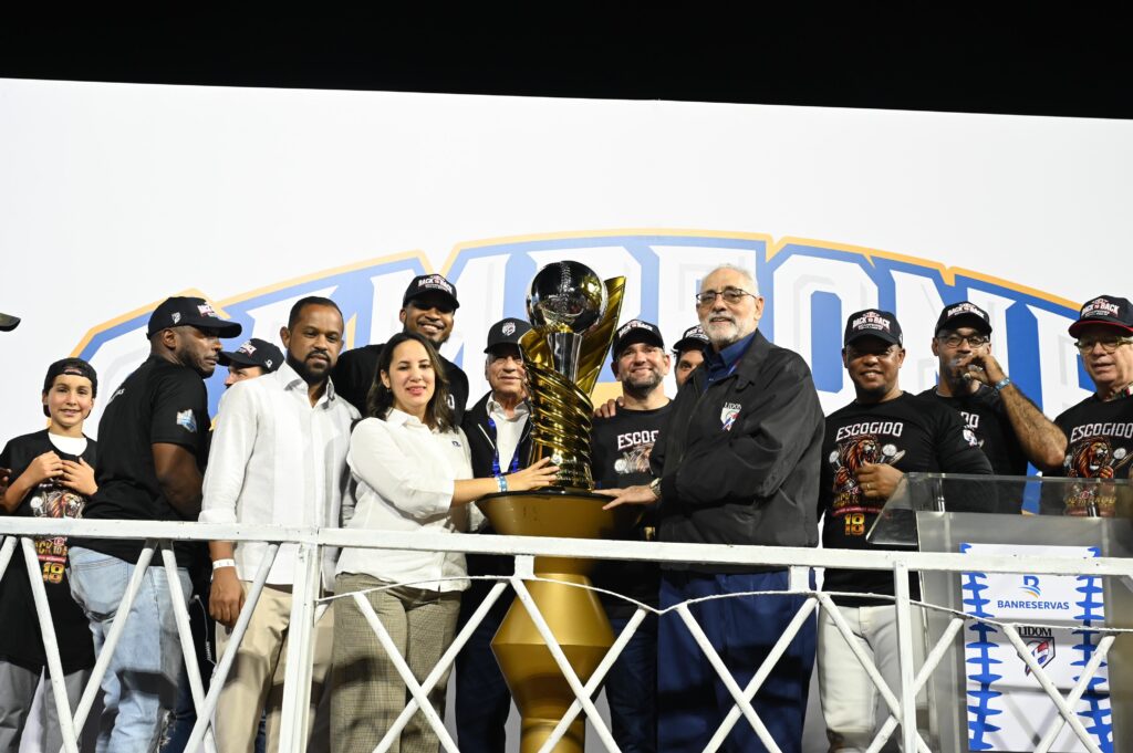 El Banco de Reservas entregó la copa de campeones a los Leones del Escogido, ganadores de la Serie Final del Torneo de Béisbol Otoño-Invierno Dominicano (LIDOM) 2025-2026, reafirmando así su respaldo al principal pasatiempo de los dominicanos y al desarrollo del deporte nacional.