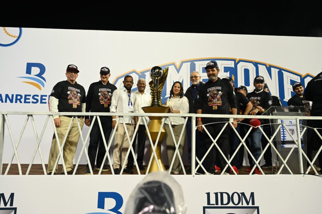 El Banco de Reservas entregó la copa de campeones a los Leones del Escogido, ganadores de la Serie Final del Torneo de Béisbol Otoño-Invierno Dominicano (LIDOM) 2025-2026, reafirmando así su respaldo al principal pasatiempo de los dominicanos y al desarrollo del deporte nacional.