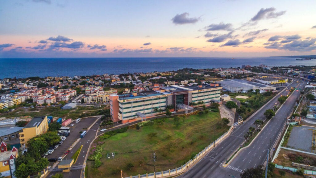 La aerolínea española Iberia y el Ministerio de Turismo de la República Dominicana (Mitur) acordaron reforzar la conectividad aérea entre España y Quisqueya, lo que permitirá incrementar en un 30 % los vuelos hacia el país caribeño, a partir de este 2026.