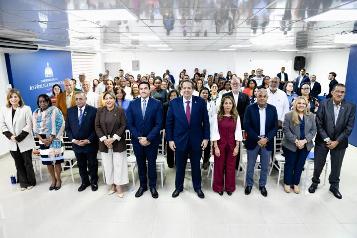  El ministro de Salud Pública, Víctor Atallah, anunció el fortalecimiento de las campañas de prevención, detección temprana y la ampliación de las redes de atención en salud mental a nivel nacional, reafirmando el compromiso del Gobierno de priorizar este tema dentro del sistema de salud.