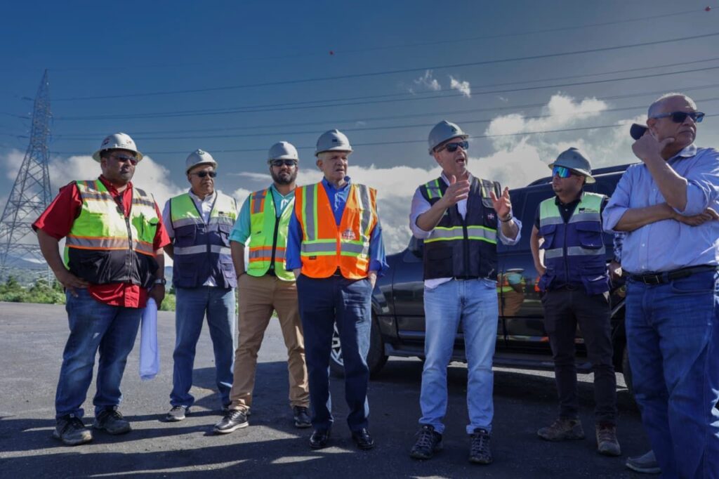 El ministro de Obras Públicas y Comunicaciones (MOPC), Eduardo Estrella, realizó un recorrido de supervisión por los trabajos de construcción de la circunvalación de Navarrete, una obra vial de 12.9 kilómetros destinada a fortalecer la conectividad y el desarrollo de la región noroeste del país.